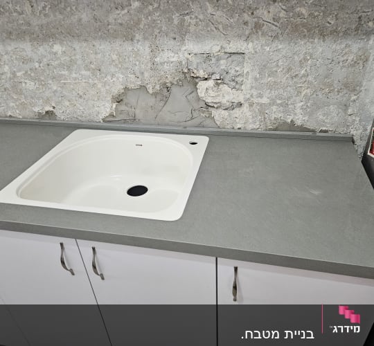 כיור מטבח עם ארונות קיר מתקלף